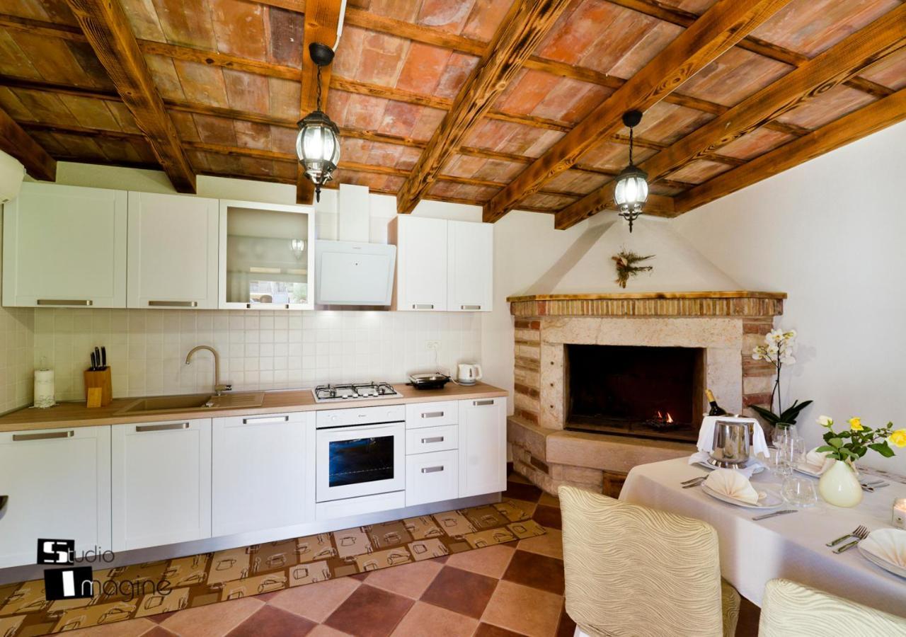 Charming Stone Cottage By The Sea Umago Esterno foto