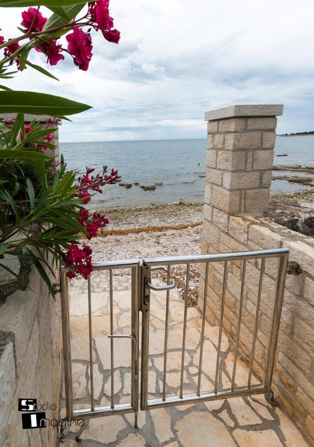Charming Stone Cottage By The Sea Umago Esterno foto